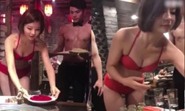 Nữ nhân viên gợi cảm trong nhà hàng.