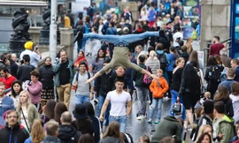 Quốc Cơ, Quốc Nghiệp diễn xiếc chồng đầu trên đường phố Anh