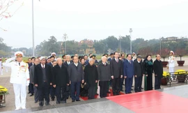 Lãnh đạo Đảng, Nhà nước đặt vòng hoa và vào Lăng viếng Chủ tịch Hồ Chí Minh. Nguồn: TTXVN.