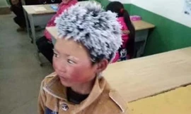 Wang Fuman đến lớp với mái tóc đóng băng vì lạnh (Ảnh: Weibo)