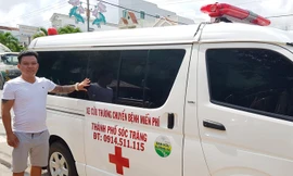 Anh Hóa và chiếc xe chuyển bệnh miễn phí.