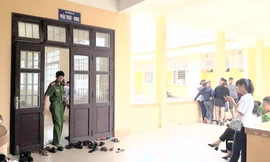 Công an thị xã Quảng Trị có mặt tại Bệnh viện Triệu Hải để điều tra vụ 1 thai nhi tử vong.