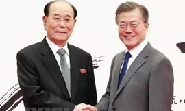 Chủ tịch Đoàn Chủ tịch Hội nghị Nhân dân Tối cao Triều Tiên Kim Yong-nam (trái) và Tổng thống Hàn Quốc Moon Jae-in. Nguồn: Yonhap/TTXVN