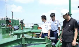 Bắt giữ tàu chở 1 triệu lít xăng không rõ nguồn gốc