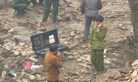 Người dân giải cứu bé trai bị mắc kẹt trong đống đổ nát. Ảnh cắt từ clip.