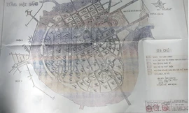 Tấm bản đồ quy hoạch KĐT Thủ Thiêm tỷ lệ 1/5000 mà ông Lung đang giữ.