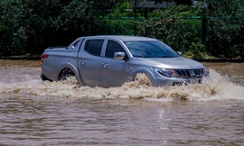 Ôtô 'rẽ sóng' vượt qua làng biệt thự triệu đô phía Tây Hà Nội