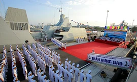 Nghi thức thượng cờ, đưa hai tàu hộ vệ tên lửa vào hoạt động. Ảnh: VnExpress.