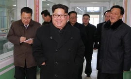 Nhà lãnh đạo Triều Tiên Kim Jong-un và các quan chức. Ảnh: Yonhap.