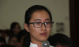 Em Phạm Song Toàn chảy nước mắt khi nói về cô C. dạy Toán trong buổi đối thoại với lãnh đạo Sở GD-ĐT TPHCM.