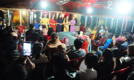 Các ca sĩ trẻ đang dần làm chủ các con thuyền ca Huế hôm nay. Ảnh: Trần Nguyễn Anh.