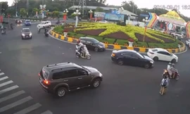 Cổng chào hội chợ Festival biển đổ sập, nhiều người hoảng loạn