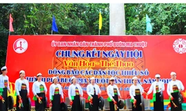 Đội chiêng nữ của đồng bào Mường xã Hòa Thắng.