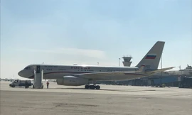 Máy bay Tu-204-300 mang số hiệu đăng ký RA-64057 của Nga hạ cánh ở Syria. Ảnh: Twitter.