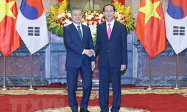 Chủ tịch nước Trần Đại Quang đón Tổng thống Hàn Quốc Moon Jae-in. Ảnh: Nhan Sáng/TTXVN.