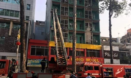 Các chiến sĩ phòng cháy chữa cháy đang giải cứu người mắc kẹt. Ảnh: Diễm Nguyễn .