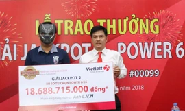 Doanh nhân L.V.H. nhận giải thưởng chiều ngày 26/3 tại Cần Thơ.