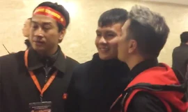 Clip: Quang Hải ngượng ngùng khi Đàm Vĩnh Hưng hôn má