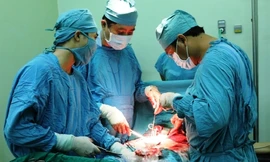 Các bác sĩ Bệnh viện Phụ sản Thành phố Cần Thơ đang phẫu thuật cấp cứu một trường hợp bị biến chứng thai kỳ. Ảnh:TT.