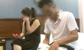 Cô giáo mầm non vào nhà nghỉ tâm sự với CSGT. Ảnh cắt từ clip.