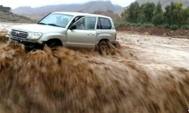 Tài xế thoát nạn khi kịp nhảy khỏi xe trong trận lũ quét ở Morocco.