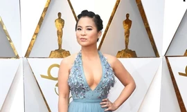 Kelly Marie Tran khoe vòng một sexy trên thảm đỏ Oscar.