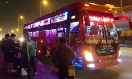 Theo chân những chiếc 'xe vua': Văn phòng trở thành 'bến xe cóc'