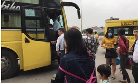 Nhà xe Hà Sơn – Hải Vân sử dụng xe trung chuyển từ 9 - 24 chỗ, có gắn logo “Hà Sơn – Hải Vân” để đưa khách tới điểm tập kết ngay trên Đường Võ Văn Kiệt thay vì đưa khách đến các bến cố định. 