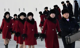 Các thành viên xinh đẹp trong đội văn công Triều Tiên tới Hàn Quốc hôm 7/2. Ảnh: Reuters.