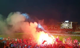 Cổ vũ Olympic Việt Nam, CĐV đốt pháo sáng rực sân Lạch Tray