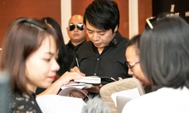 Lang Lang trong vòng vây người hâm mộ tại Hà Nội.