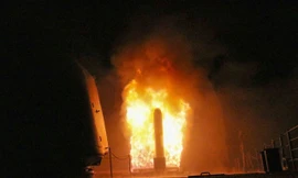 Tên lửa Tomahawk phóng đi từ tàu chiến Mỹ. Ảnh: Getty.