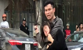 Kẻ ngáo đá cầm dao khống chế nữ sinh giữa đường.