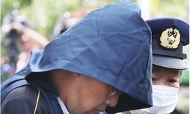 Nghi phạm Shibuya Yasumasa (trái) bị cảnh sát áp giải tại quận Chiba. Ảnh: South China Morning Post/TTXVN