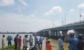 Người dân hiếu kỳ đứng khu vực dưới chân cầu Hóa An.