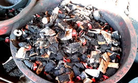 Pin được đập nhỏ, chuẩn bị đem nhuộm với cà phê.