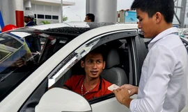 Ngày 4/12/2017 các tài xế trả tiền lẻ, buộc trạm BOT Ninh An xả trạm. Ảnh: An Bình.