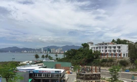 Khu tái định cư 32-33 Vĩnh Thọ thuộc vị trí “đất vàng” trên đường Phạm Văn Đồng, đối diện di tích danh thắng Hòn Chồng – Hòn Đỏ bên vịnh Nha Trang (Ảnh chụp Lâm Chiêu Tranh).