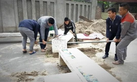 Người dân vác ghế chặn đường đang tranh chấp tại 2 khu chung cư