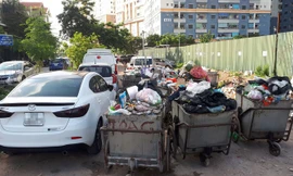 Bi hài mua nhà tiền tỷ, để xe bãi rác