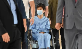 Cựu Tổng thống Park Geun-hye ngồi trên xe lăn. Ảnh: Yonhap.