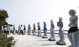 Tượng 12 con giáp được khoác “váy” mới.