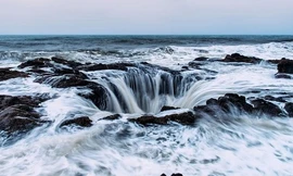 Bức ảnh chụp giếng thần Sấm trông như cảnh quan siêu thực của DeWald. Ảnh: Brad DeWald.