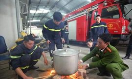 Ấm áp nồi bánh chưng của các chiến sĩ PCCC
