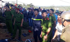 Chiều 22/2, đại tá Đỗ Văn Xuyền, Trưởng công an huyện Krông Búk (Đắk Lắk), cho biết cơ quan chức năng vừa "giải cứu" 2 đứa trẻ bị bố mẹ nhốt trong nhà hơn một tuần qua. Theo đại tá Xuyền, sáng cùng ngày, người dân thấy ngôi nhà của vợ chồng ông H.N.H (