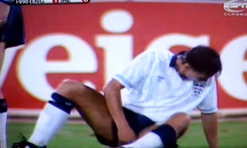Danh thủ Anh từng “bĩnh” ra quần ngay trên sân đấu World Cup
