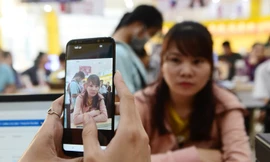 SIM thiếu thông tin thuê bao, ảnh chân dung bắt đầu bị khóa. Ảnh: Lê Quân.