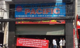 Không được nhận lương trước Tết, hàng chục công nhân vây trụ sở thầu