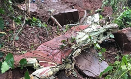 Nhiều mảnh vỡ từ chiếc Su-22 tại hiện trường.