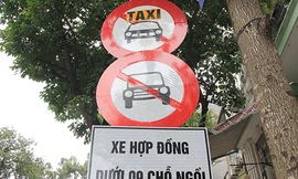 Biển cấm xe hợp đồng dưới 9 chỗ bên cạnh cấm taxi truyền thống mới xuất hiện trên đường phố Hà Nội. Ảnh: VnExpress.
